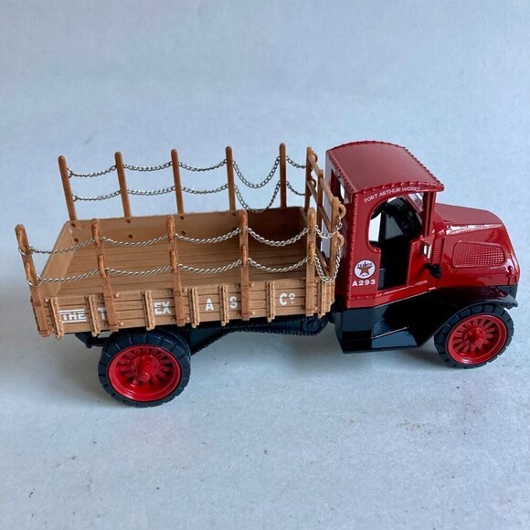 Vintage Ertl Texaco 1918 Mack AC Bulldog Flatbed Truck Diecast Coin Bank w/ KEY! - Picture 4 of 10